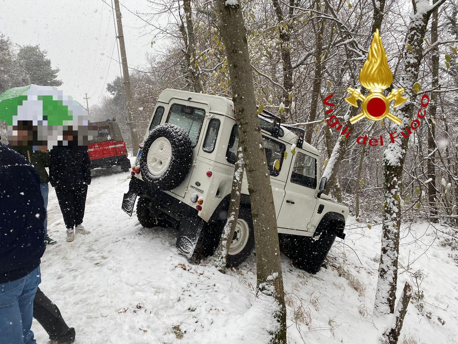 Albavilla, auto finisce fuori strada. Intervento dei vigili del fuoco