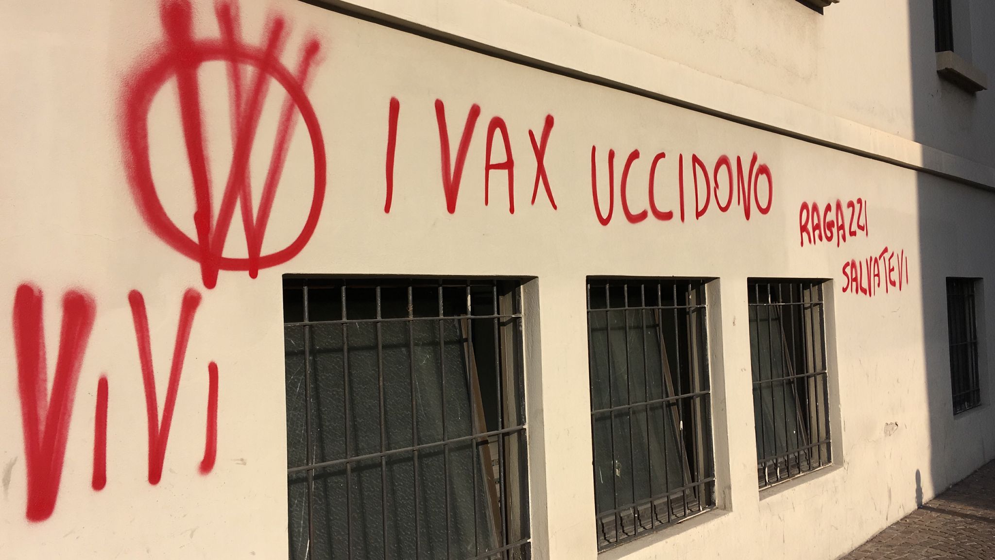Vandali no vax: blitz a Como su scuola e centro vaccinale