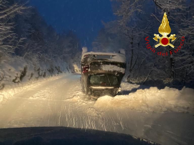 Bianca immacolata, auto ribaltata ad Albavilla e tagli piante: venti interventi dei vigili del fuoco