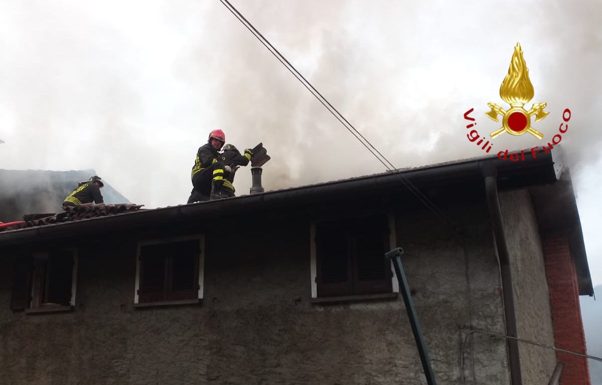 Plesio, tetto in fiamme. Due appartamenti inagibili