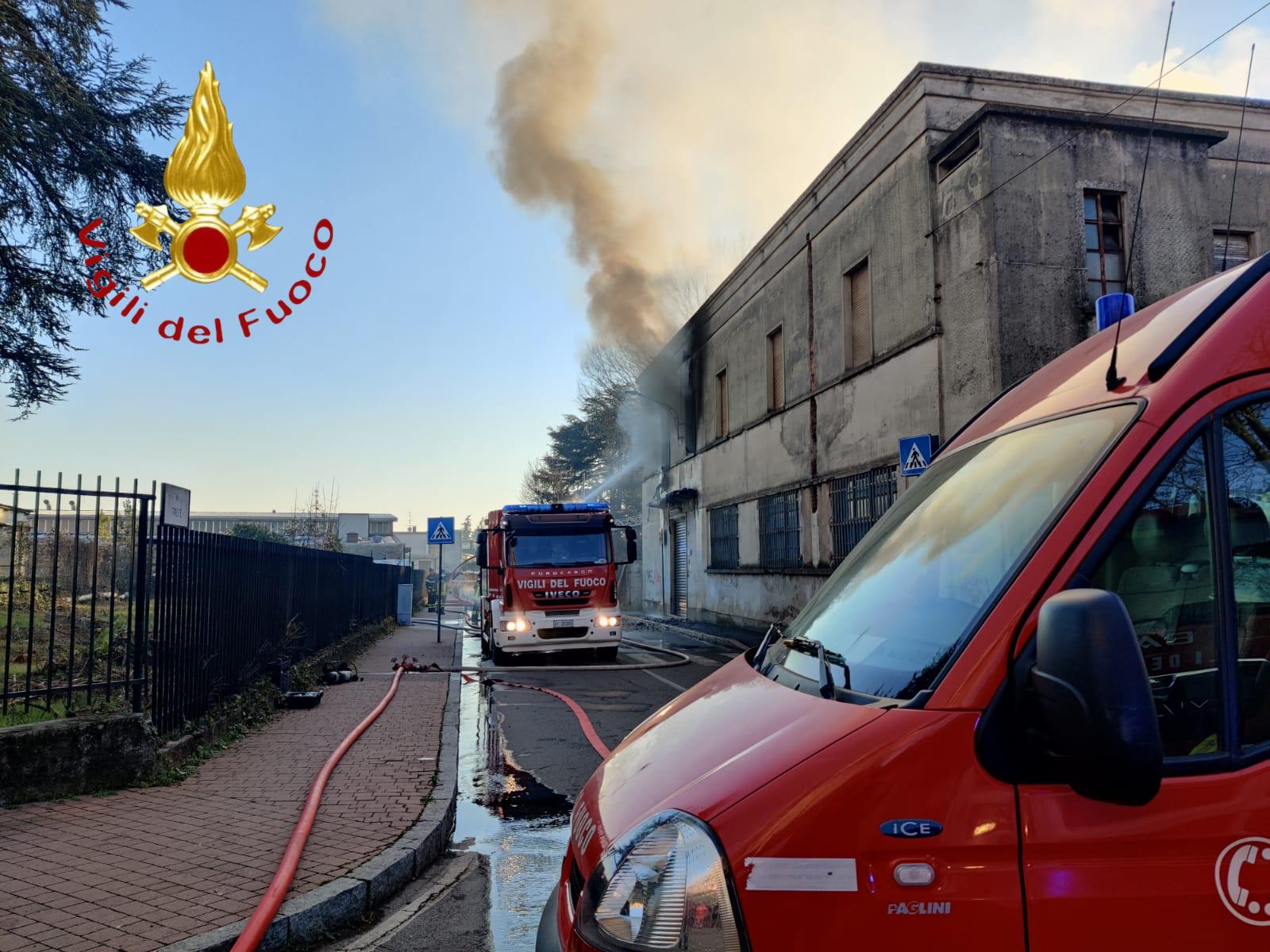 Incendio in un fabbricato dismesso, supporto dal Comasco