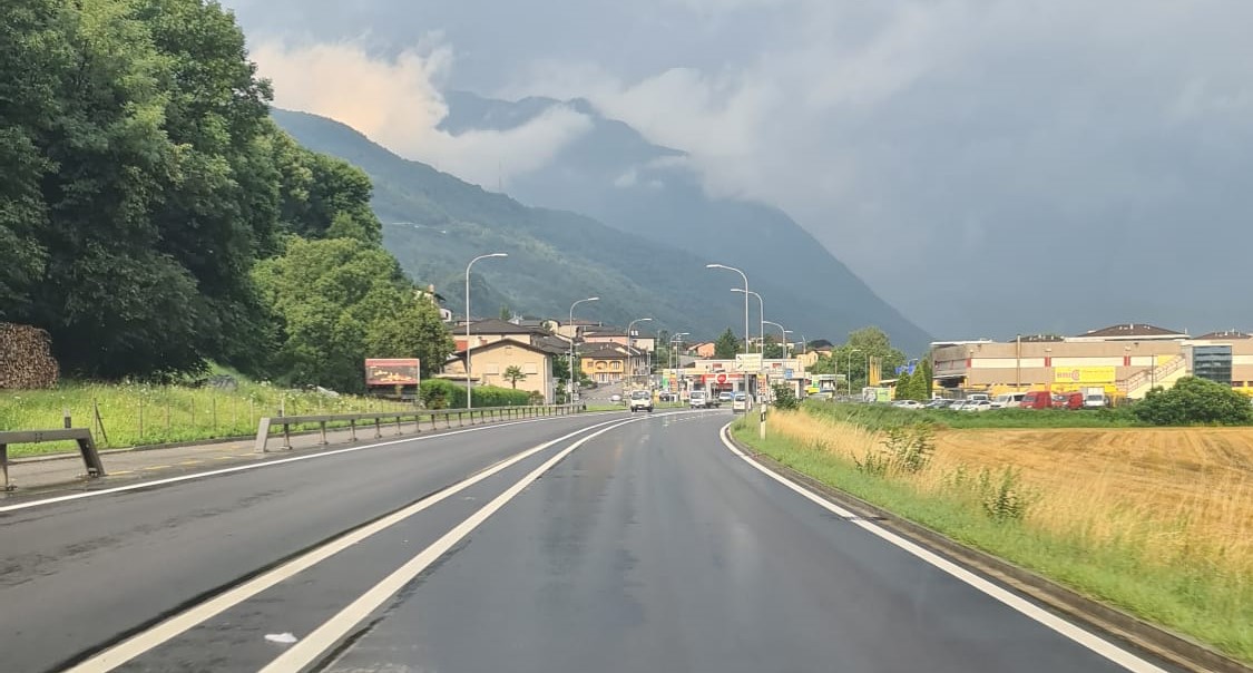 Perde il controllo in rettilineo e urta un muro: ricoverato in condizioni serie