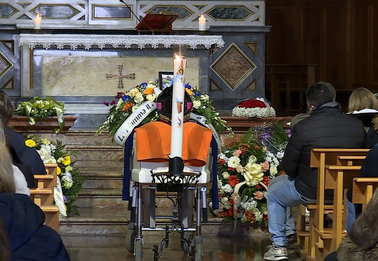 L’ultimo saluto a Simone, le lacrime di Monte Olimpino