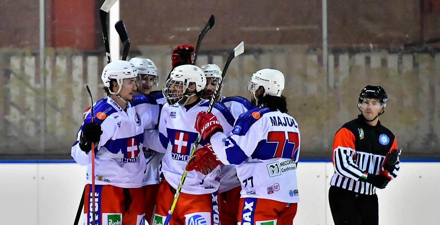 L’Hockey Como festeggia, Bressanone battuto