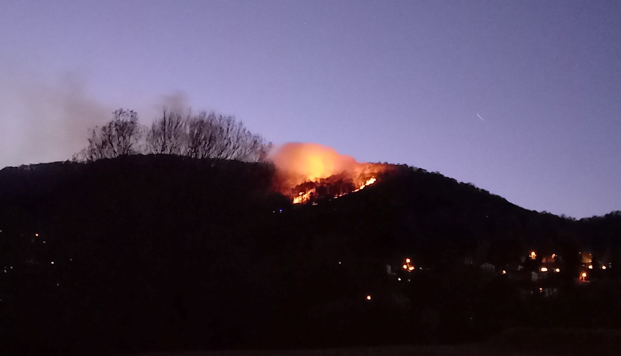 Incendio alla Sighignola, rogo spento. Si calcolano i danni