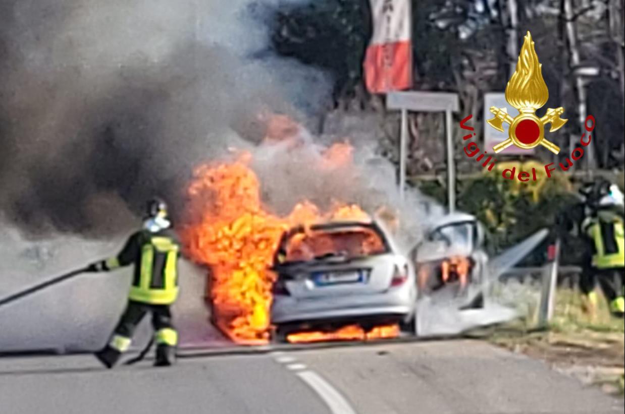 Fenegrò, auto in transito prende fuoco