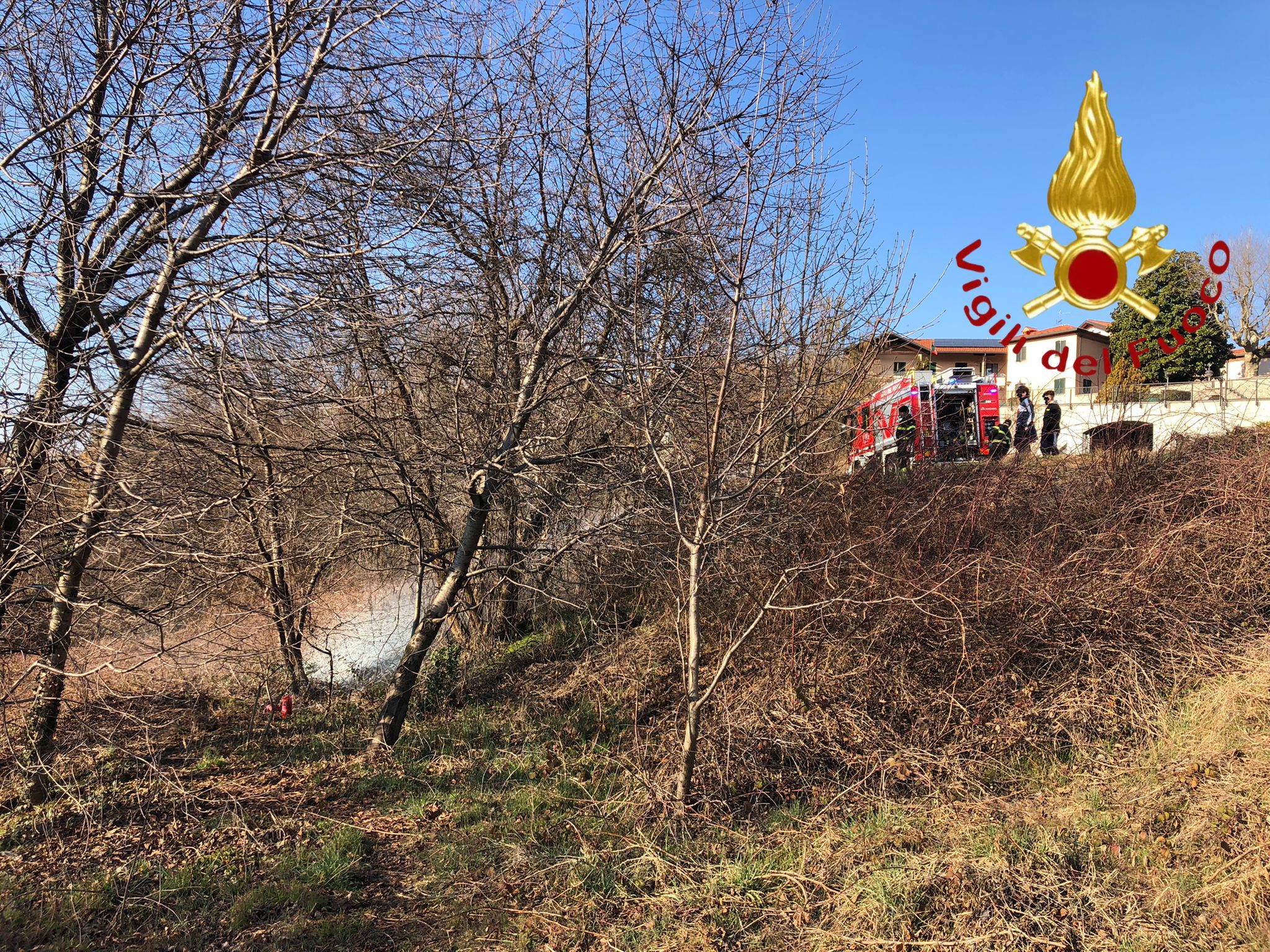 Incendio a Grandate, a fuoco sterpaglie