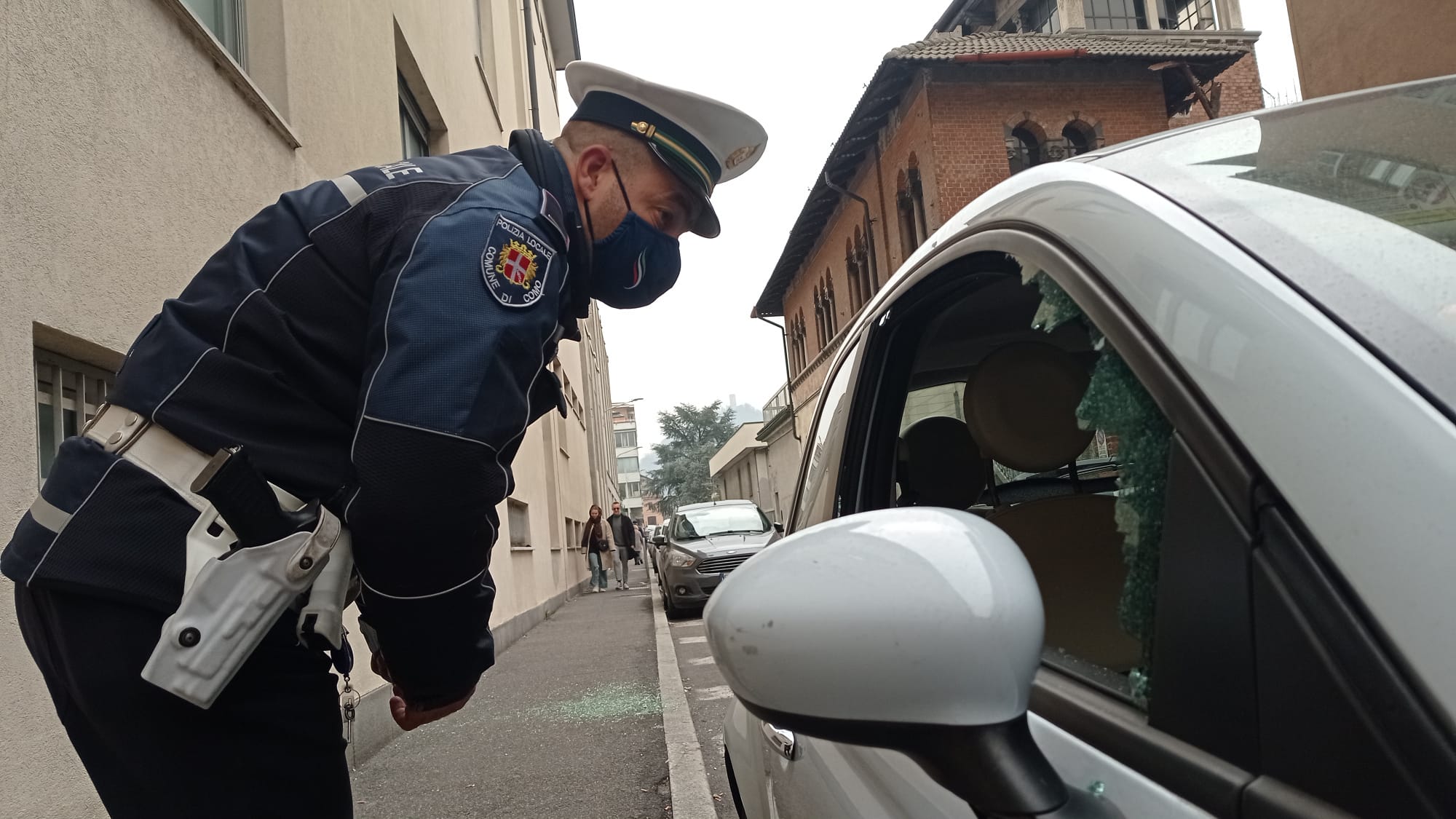 Auto danneggiate a Como, vetri spaccati nella notte