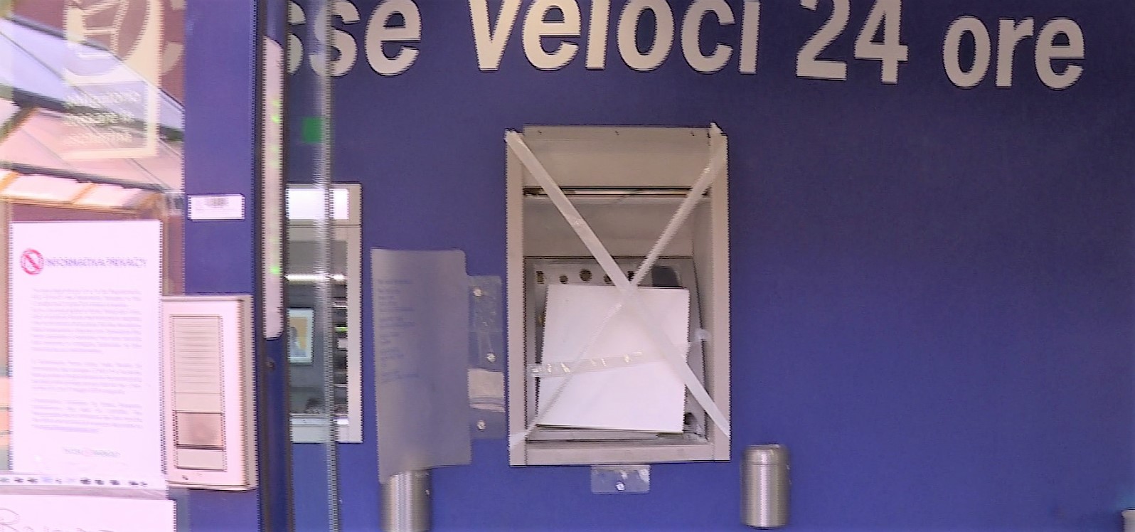 Tentano di forzare lo sportello bancomat, colpo fallito