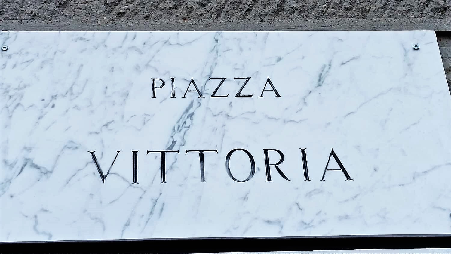 Sassi contro una coppia in piazza Vittoria e sputi alla polizia. Arrestato, ma è già libero