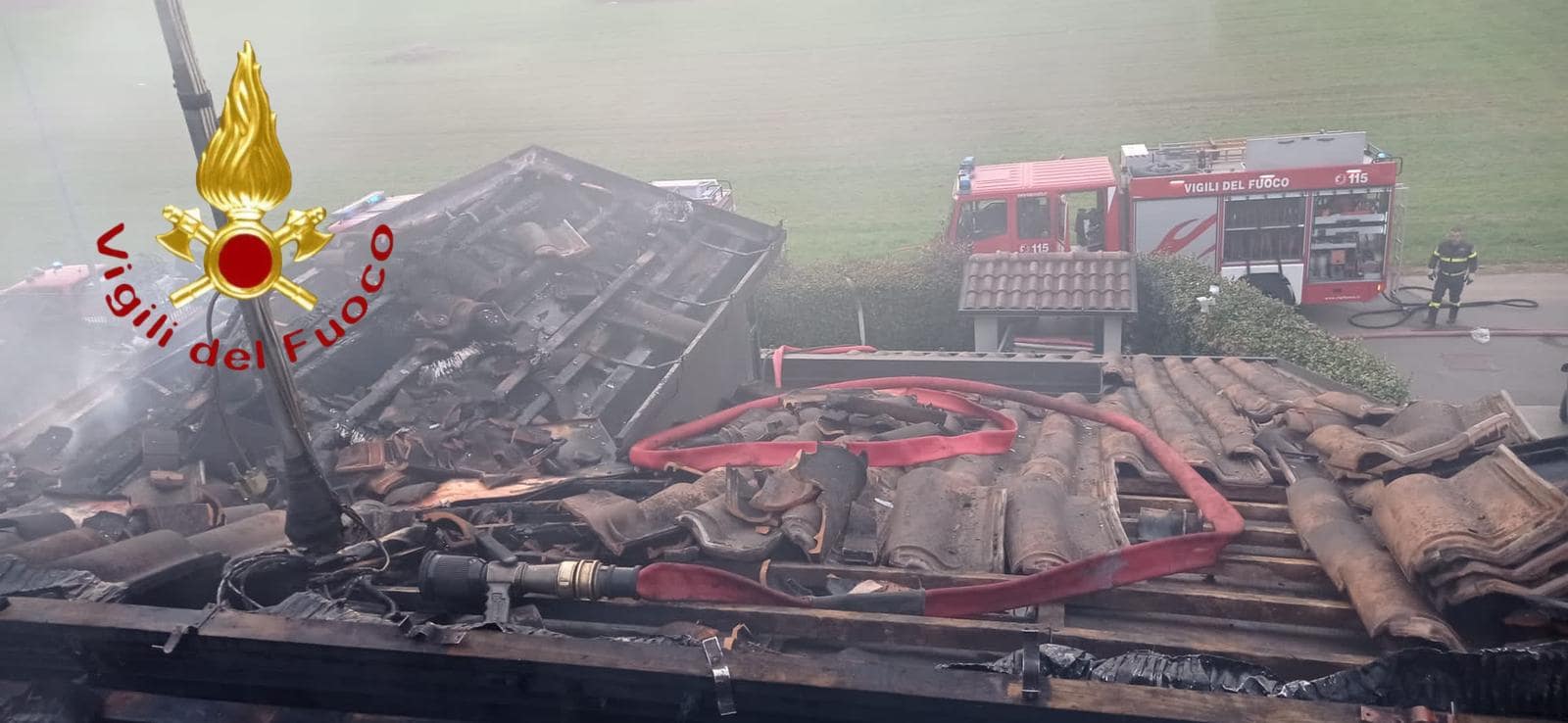 Incendio del tetto di una villetta, intervento e salvataggio di un micio