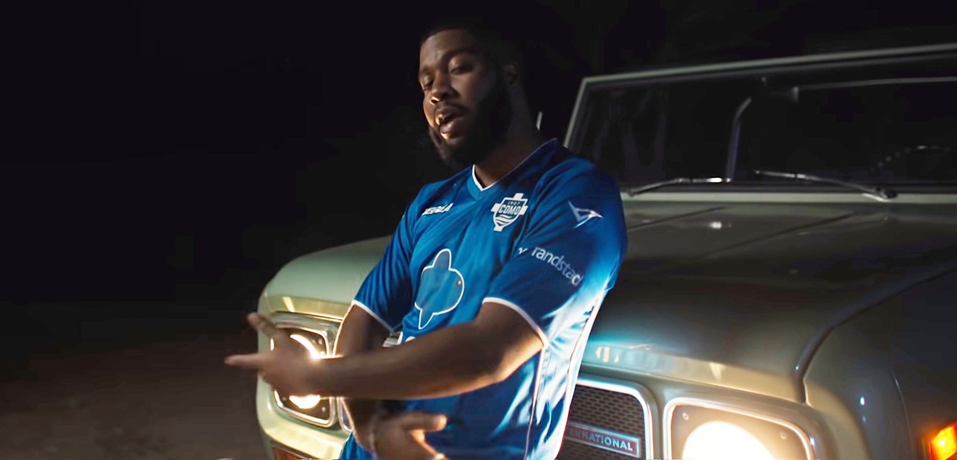 Khalid con la maglia del Como nell’ultimo video