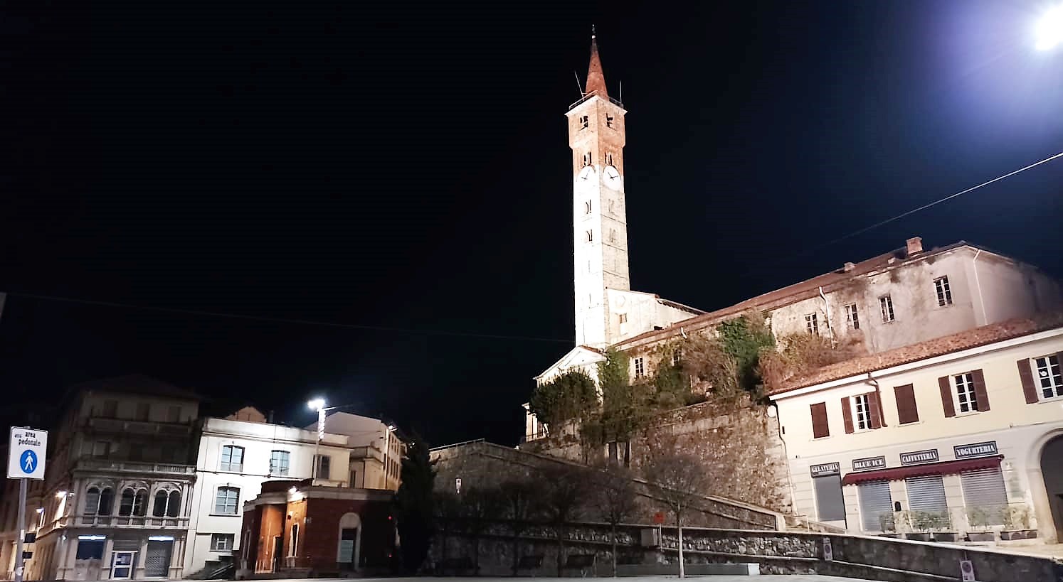 Rissa in piazza Garibaldi a Cantù: Daspo urbano e foglio di via per due giovani