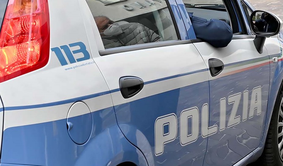 Danneggiano la pensiliana e insultano gli agenti: arrestati