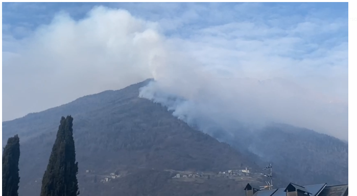 VIDEO – Vasto incendio a Tirano, boschi in fiamme