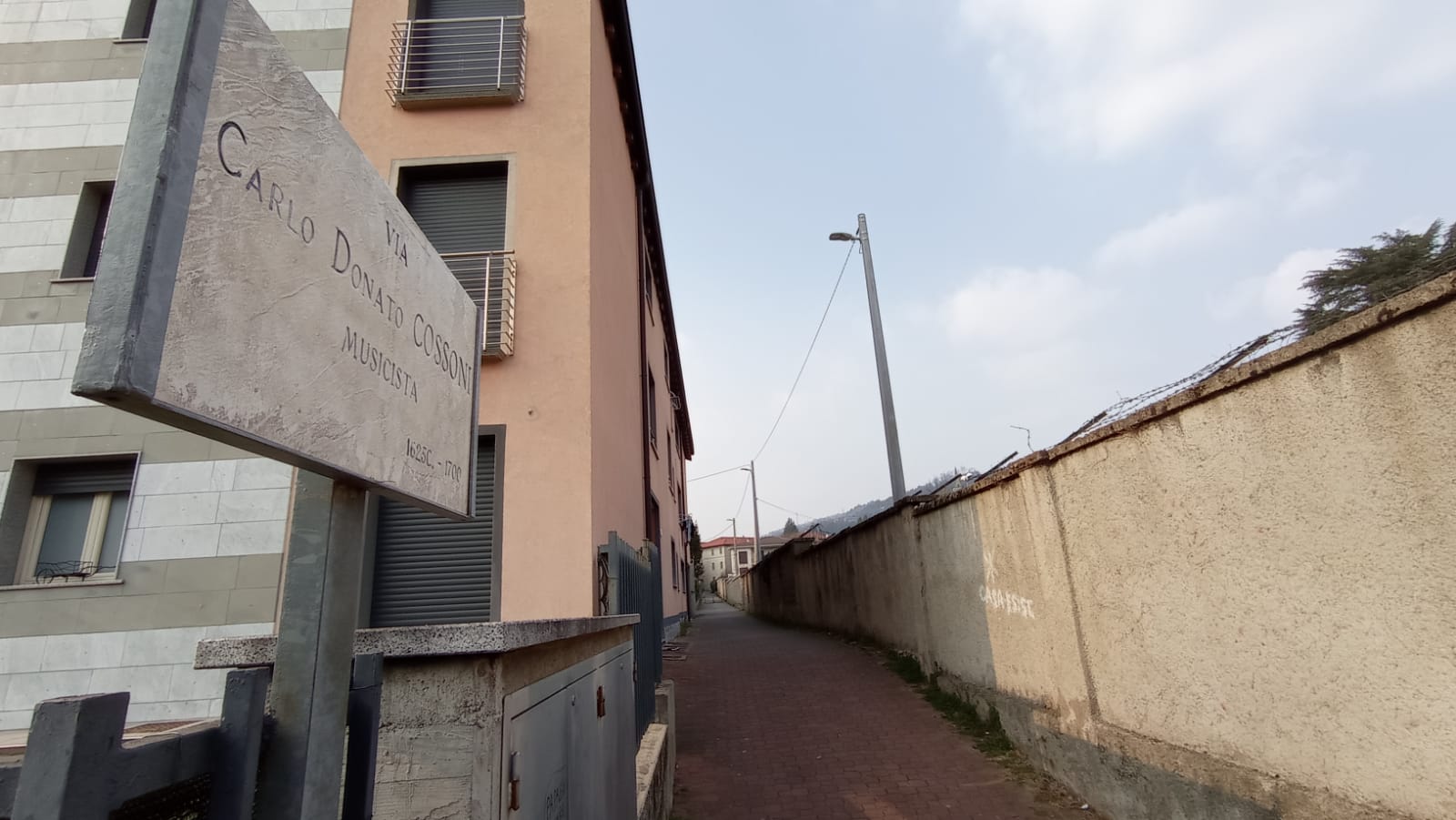 Rebbio, svegliato da rumori si trova uno sconosciuto in cucina