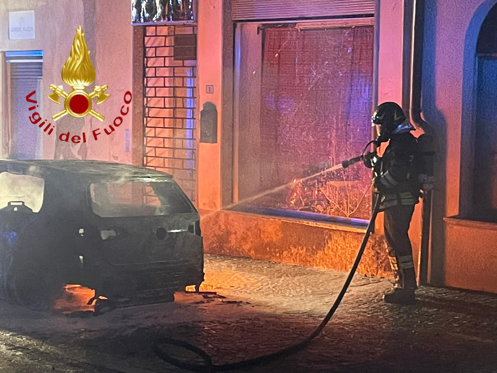 Automobile in fiamme a Vertemate con Minoprio