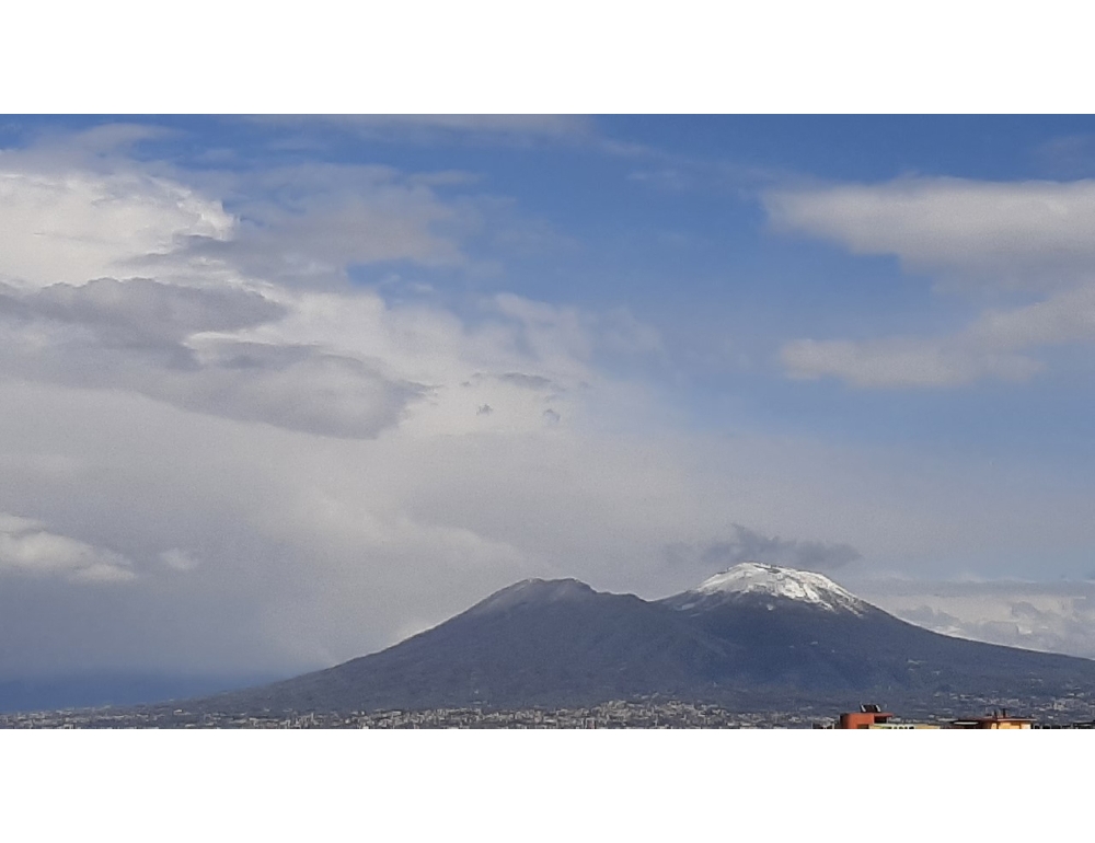 Colpo di coda dell’inverno, neve sul Vesuvio