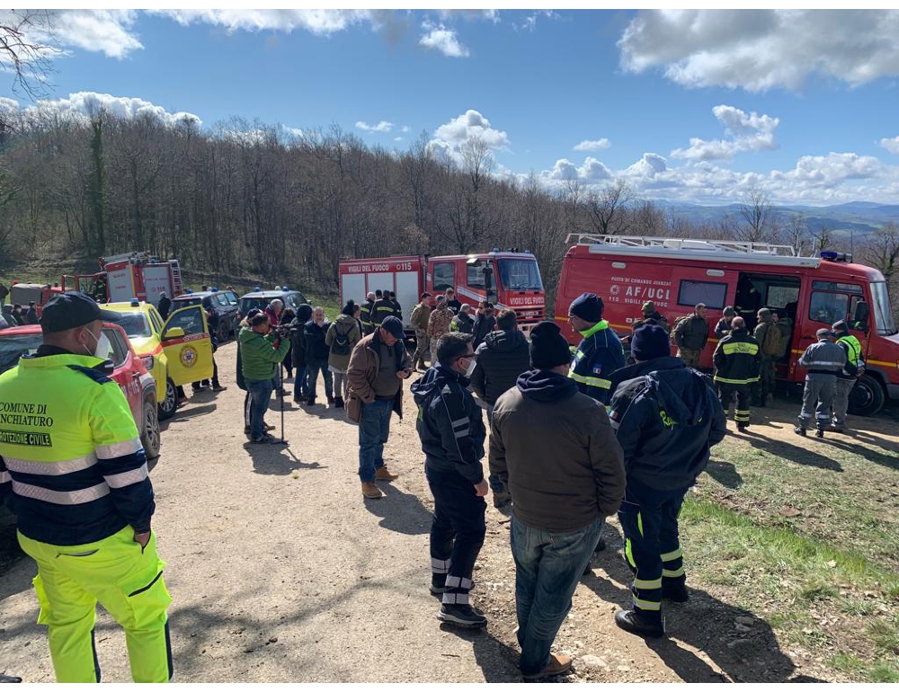 In centinaia cercano bimba di 5 anni scomparsa nei boschi