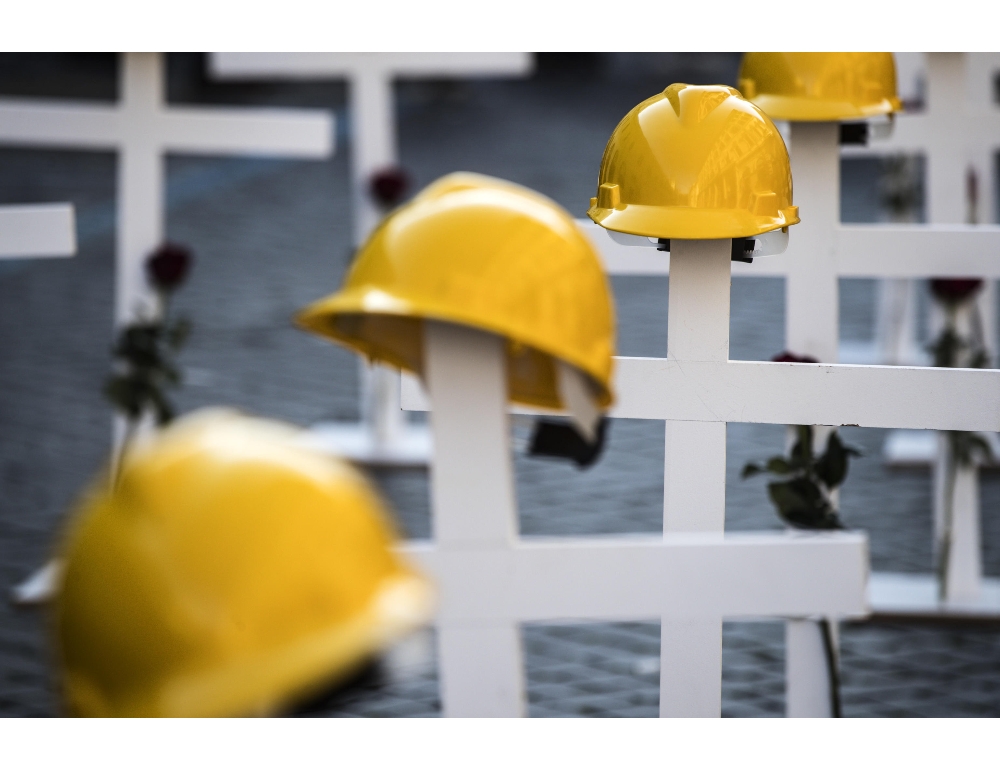 Operaio muore in fabbrica agganciato da un macchinario