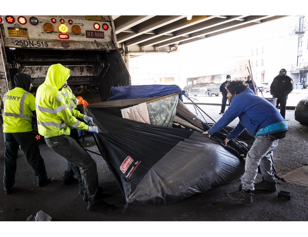Usa: agenti per sgomberare rifugi barboni, bufera su sindaco Ny