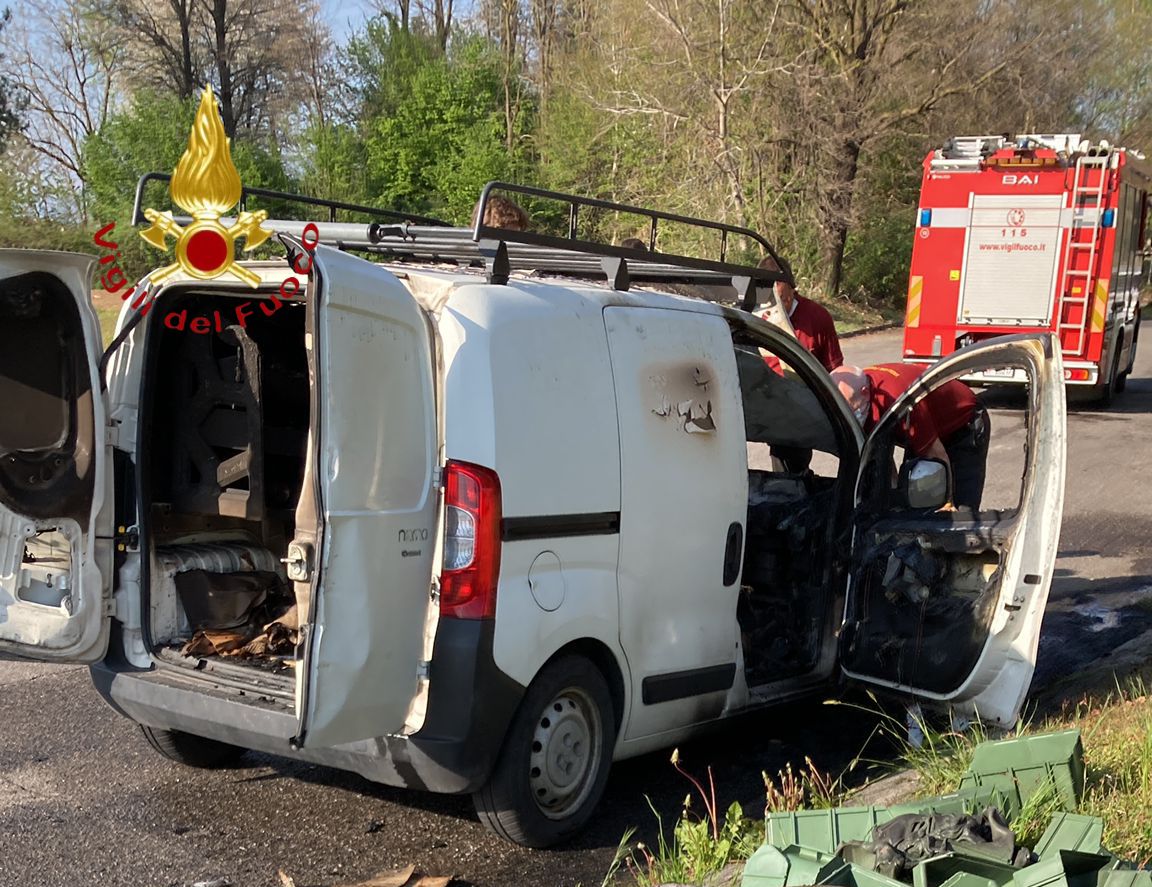 Furgone in fiamme, illeso il conducente