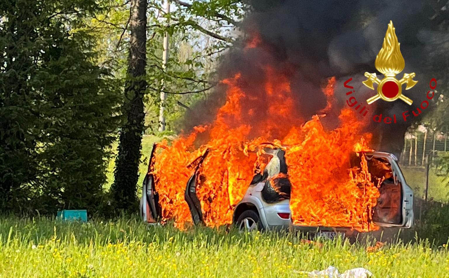 Auto in fiamme a Villa Guardia