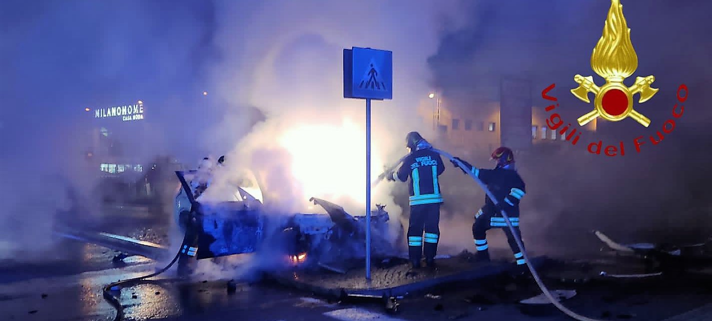Auto in fiamme, l’incidente a Cermenate