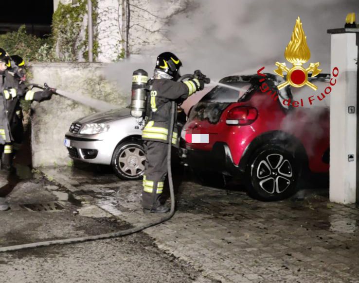 Dieci auto in fiamme nella notte tra Carugo e Mariano, intervento dei vigili del fuoco