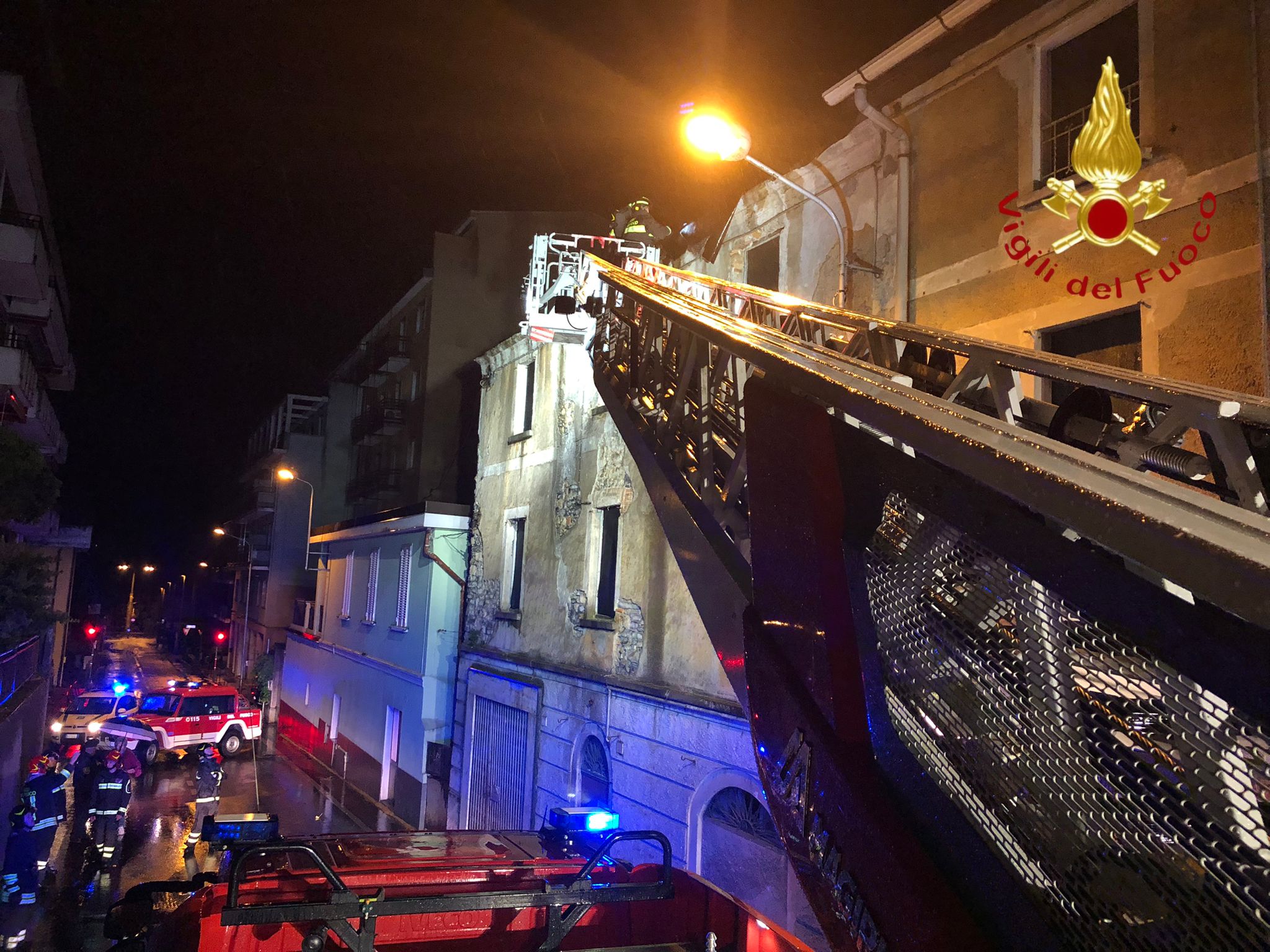 Maltempo, tetto divelto dal vento