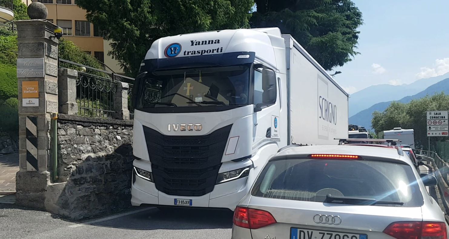 Tir bloccato a Sala Comacina, traffico in tilt sulla Regina