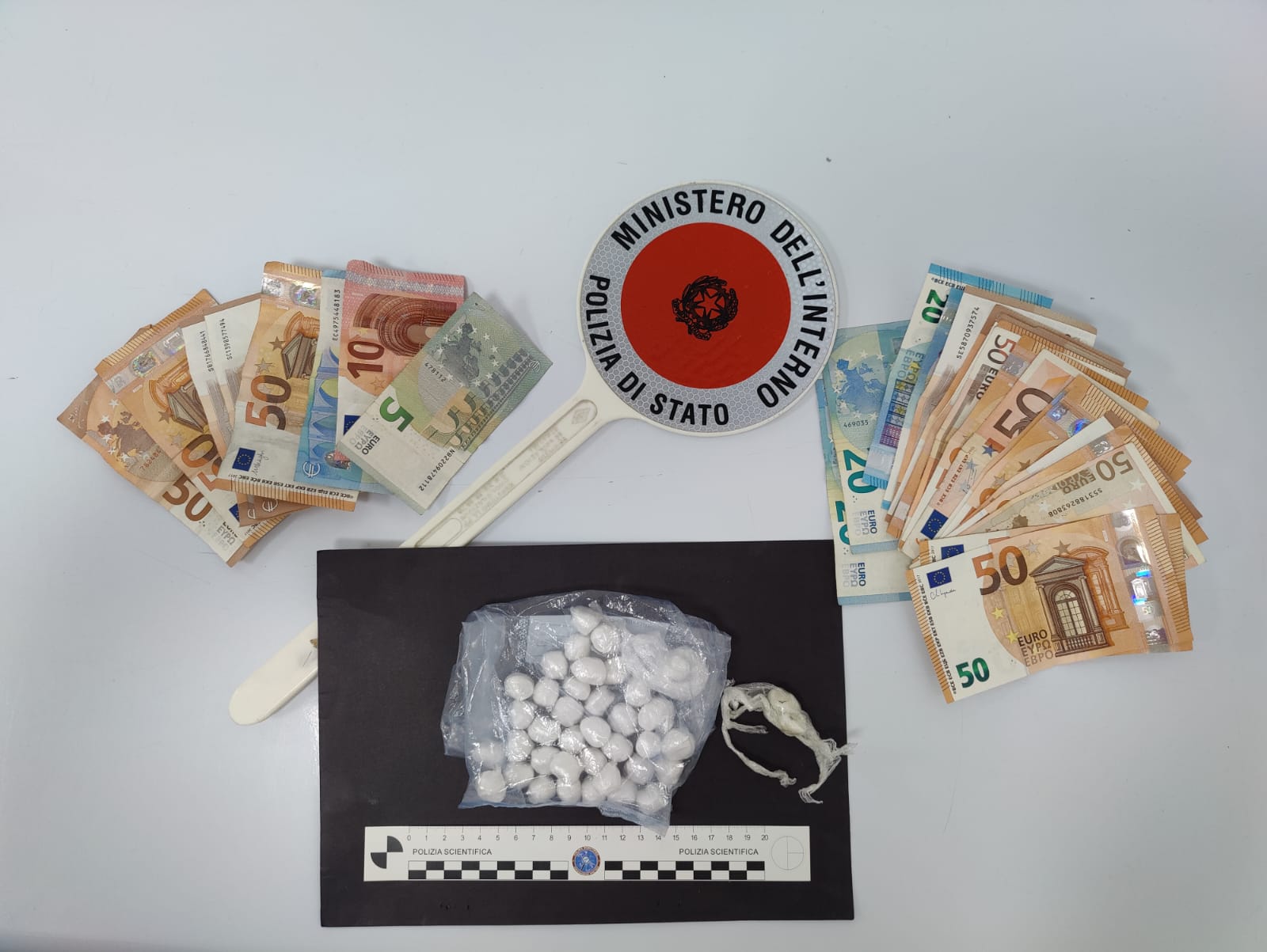 Arrestata banda di spacciatori in azione a Erba. La fuga sui tetti