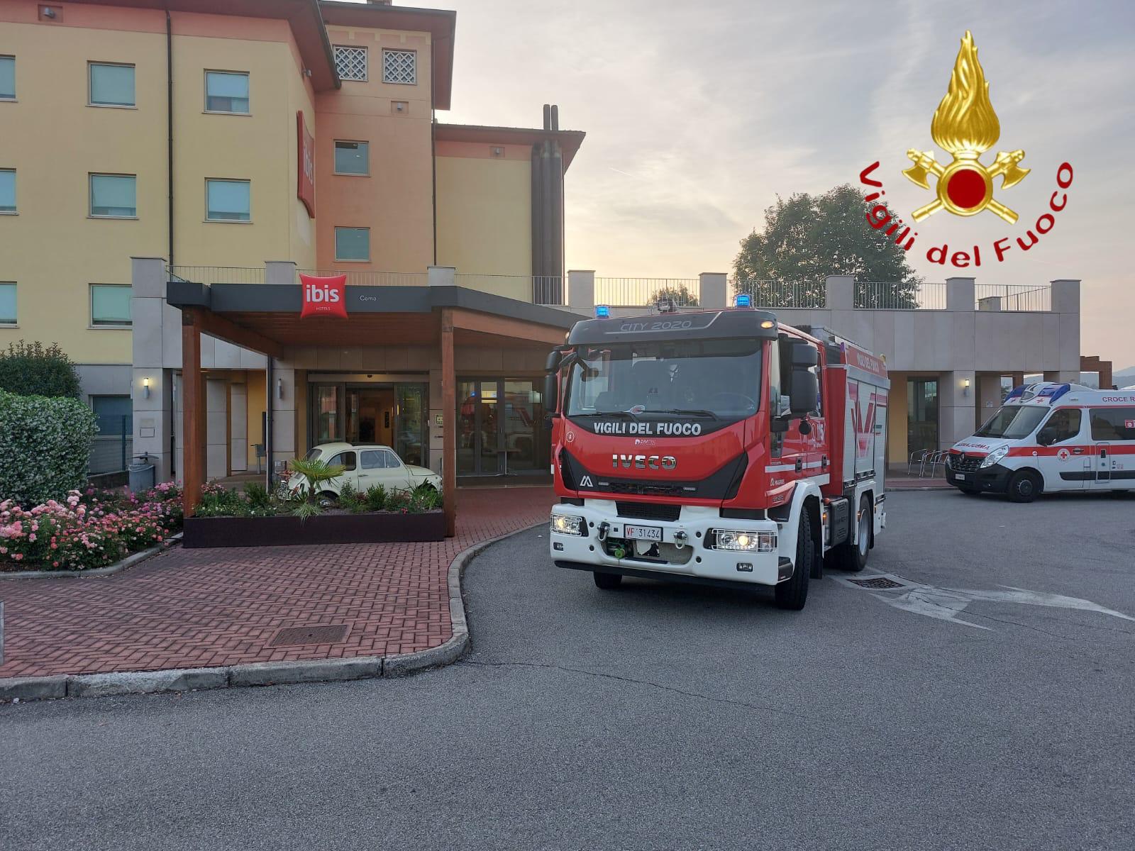 Corto circuito in un albergo, pompieri in azione