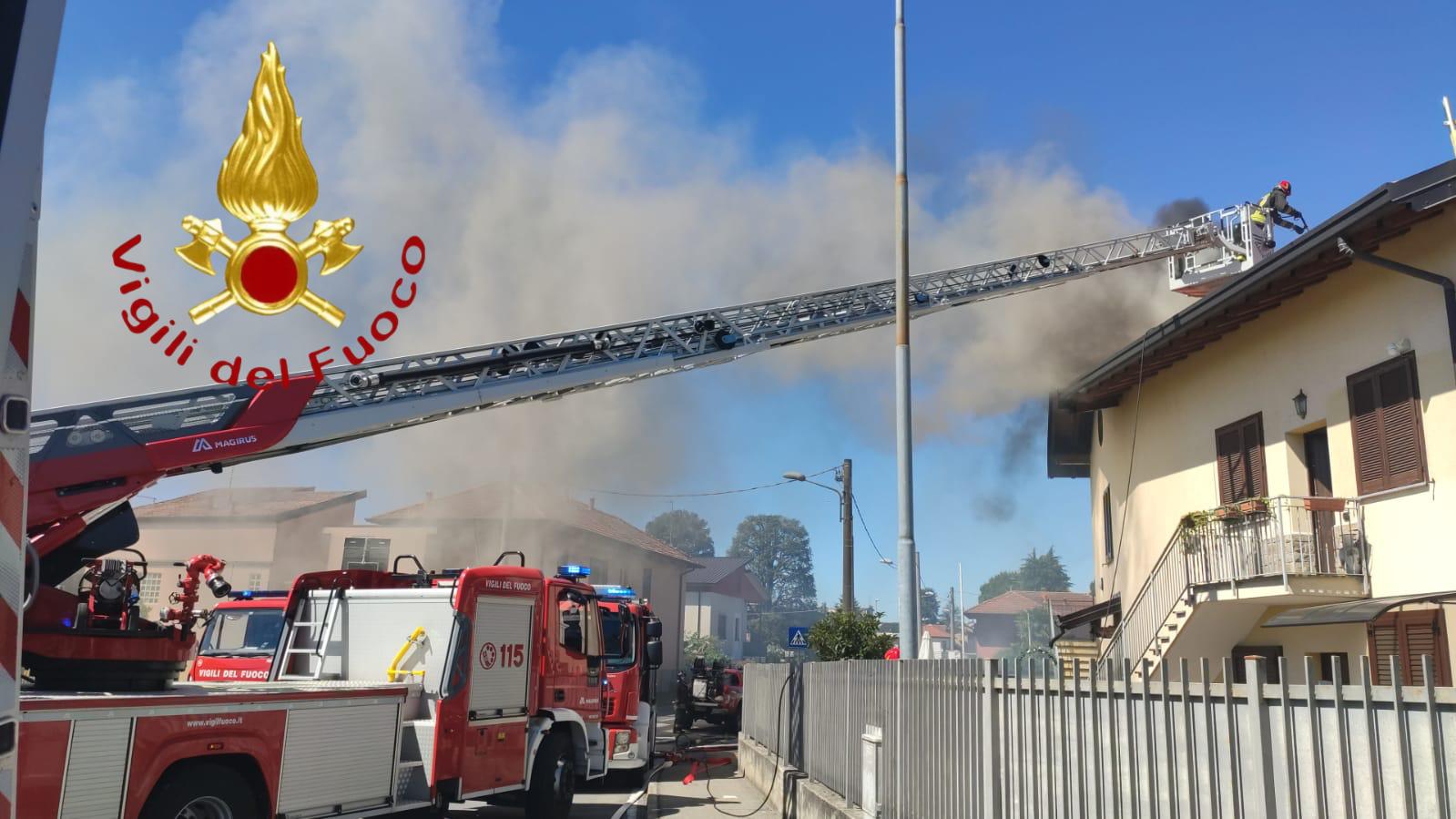 In fiamme il tetto di una villetta a Bulgarograsso