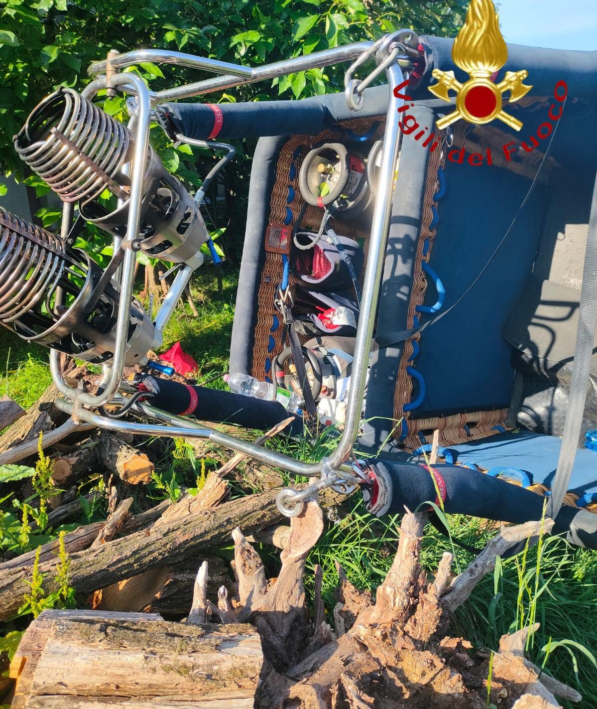 Mongolfiera caduta a Lipomo, intervento dei vigili del fuoco