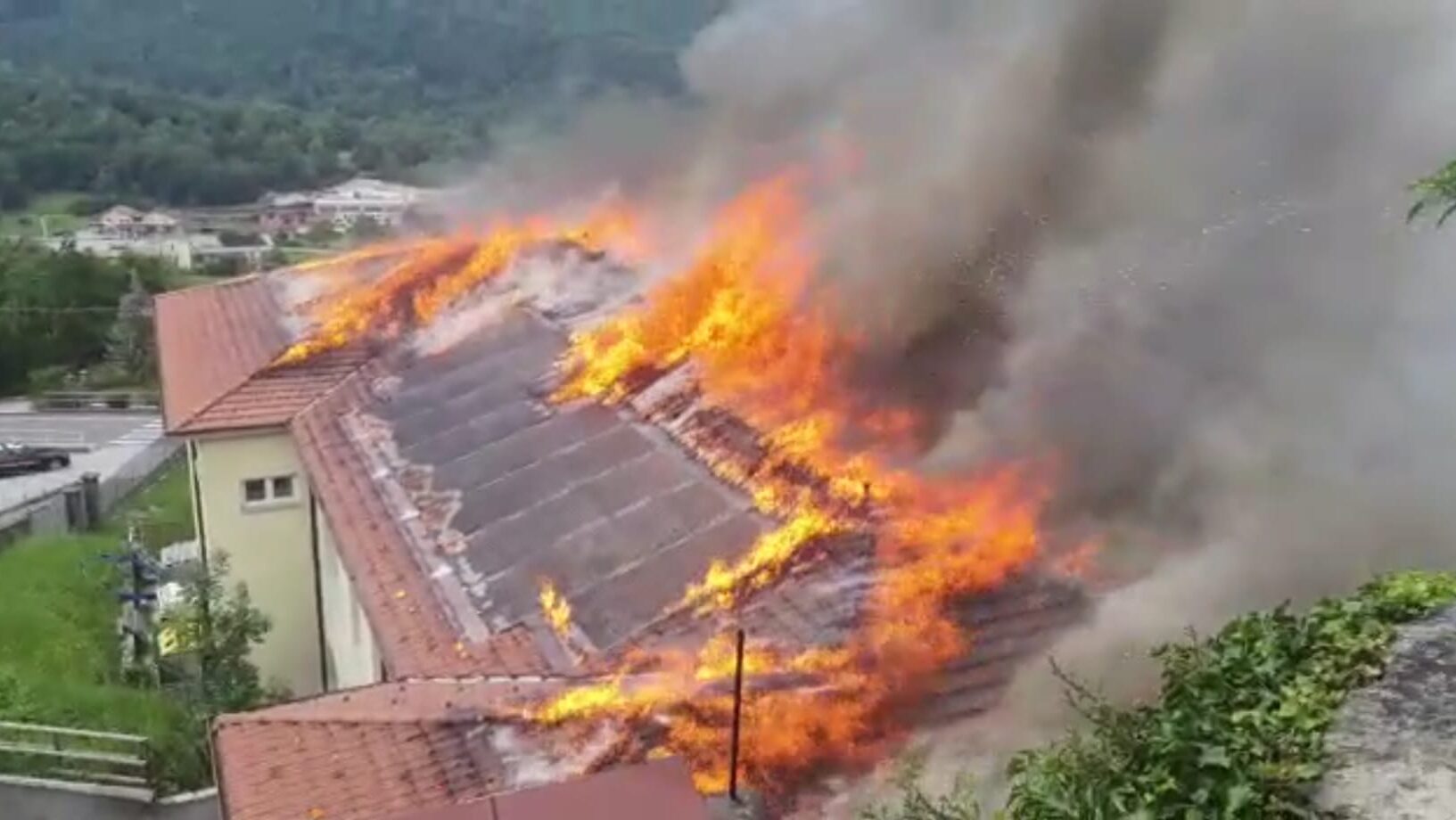 Grandola, in fiamme il tetto della scuola