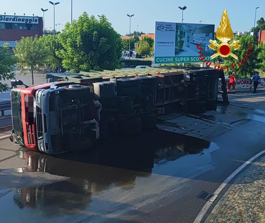 Incidente a Montano Lucino, camion si ribalta. Intervento dei vigili del fuoco