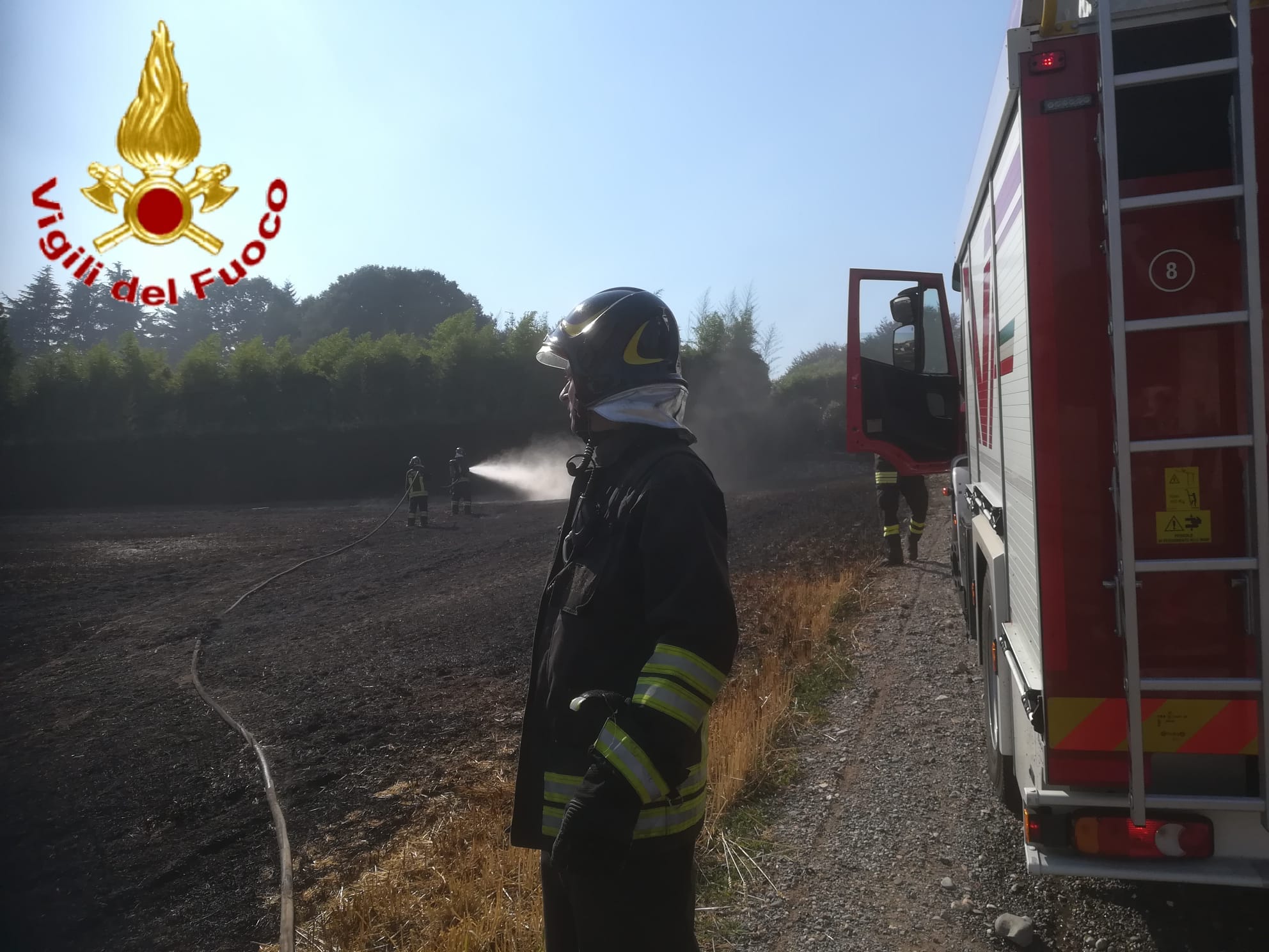 Incendio vicino alle case a Guanzate, bruciati 3 ettari di vegetazione