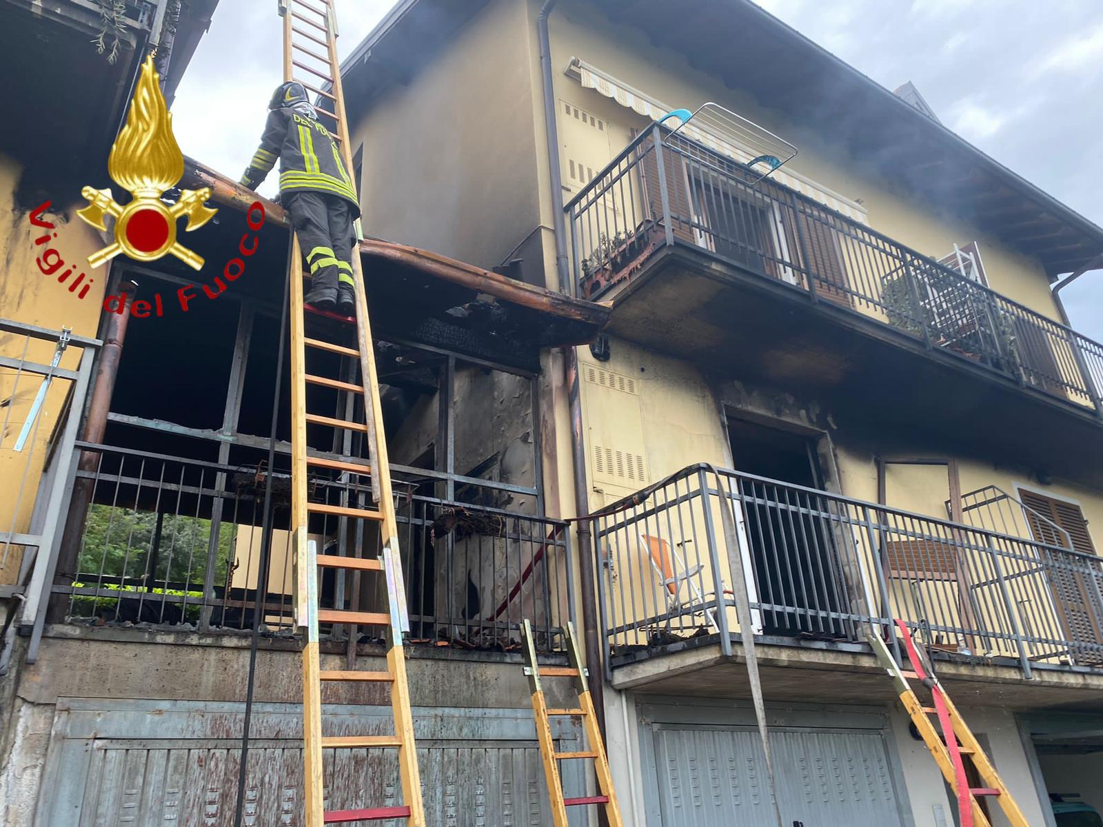 Pusiano, incendio in un’abitazione. Due squadre dei vigili del fuoco in azione