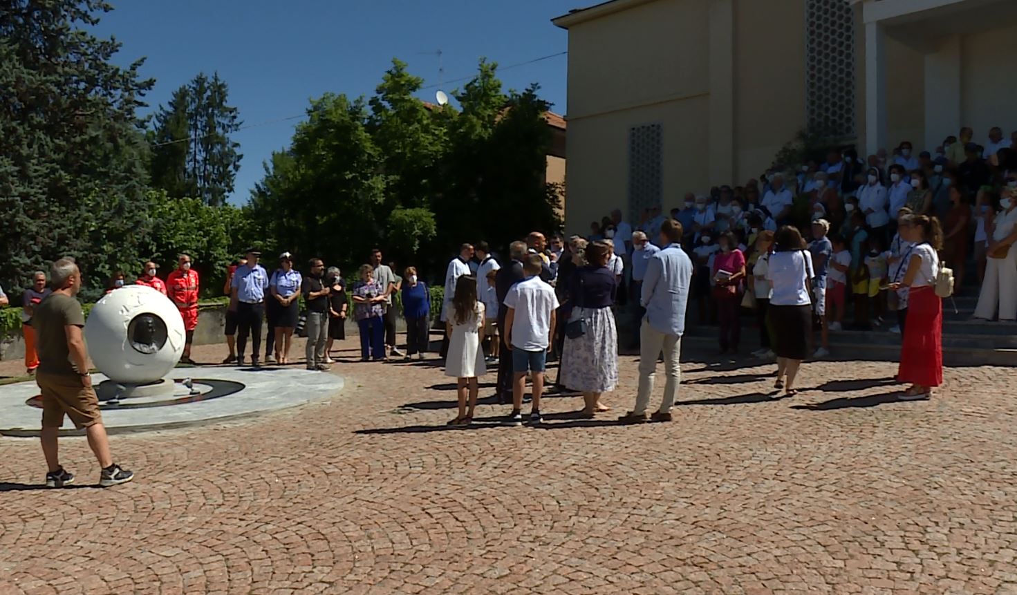 A Fino Mornasco la benedizione del monumento al beato Scalabrini