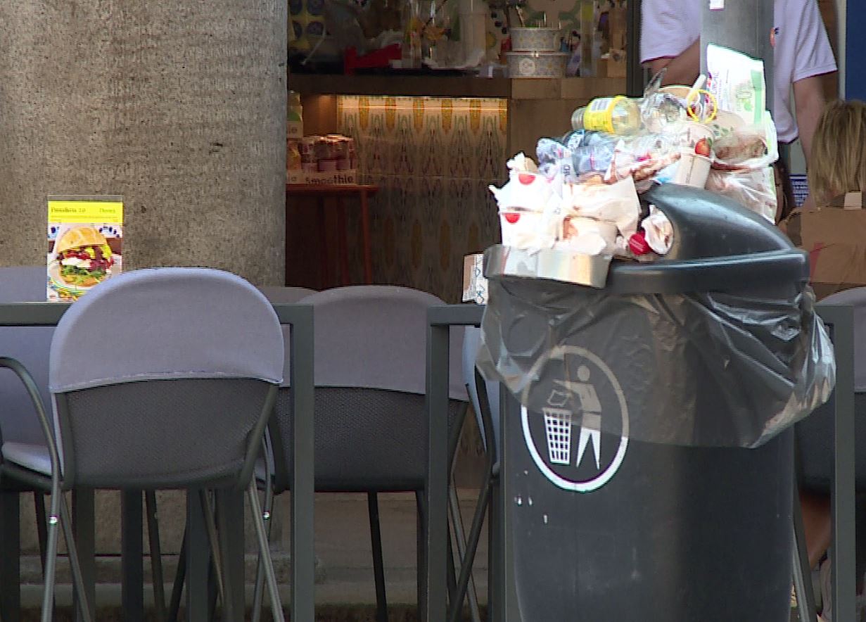 Lotta ai rifiuti, il sindaco: “Mai più aperitivi e cene con vista su sacchi e bidoni”