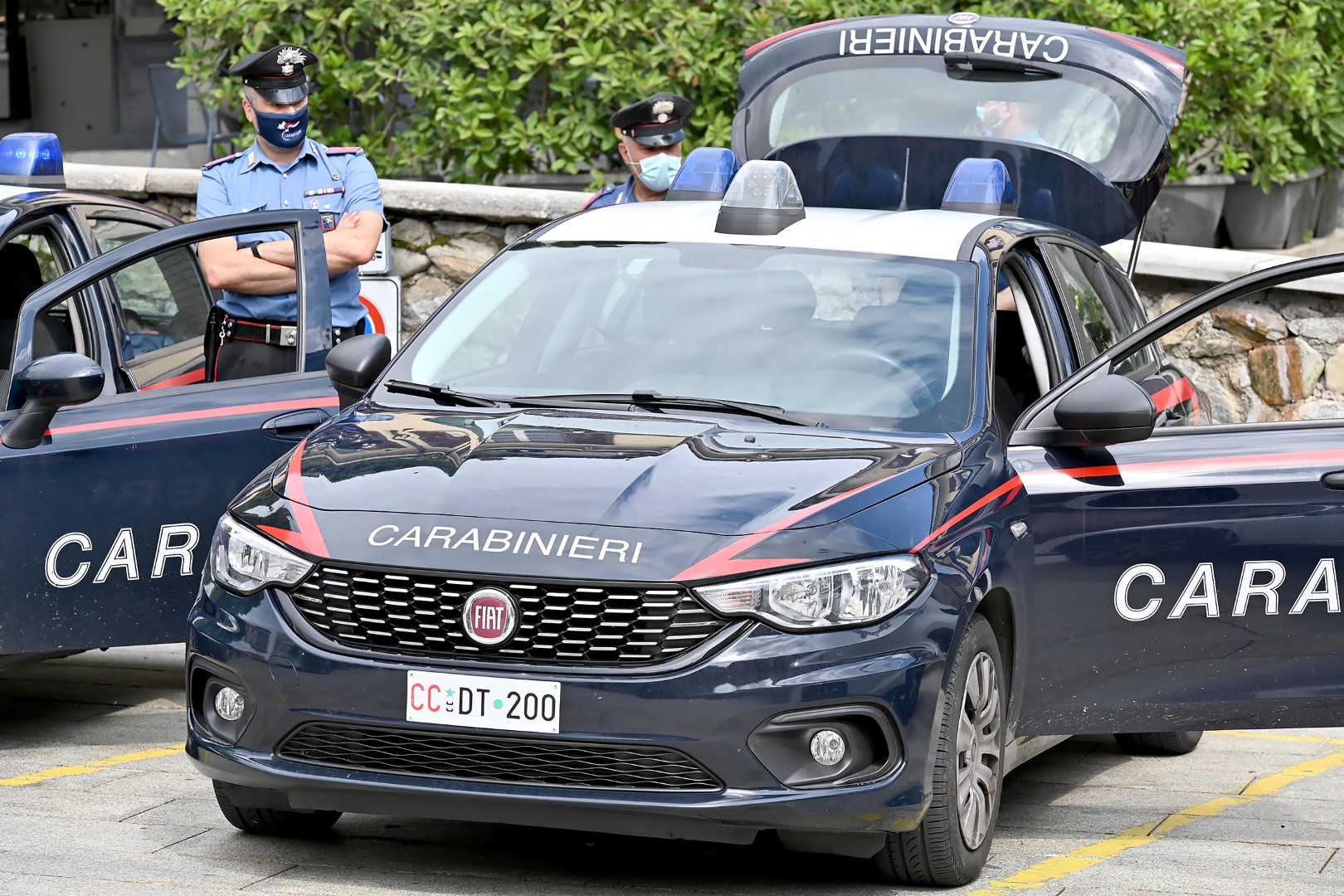 Cassina Rizzardi, rapinata e trascinata dall’auto. Due denunciati