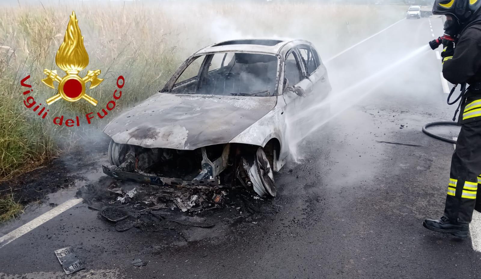 Auto in fiamme, intervento dei vigili del fuoco a Fenegrò