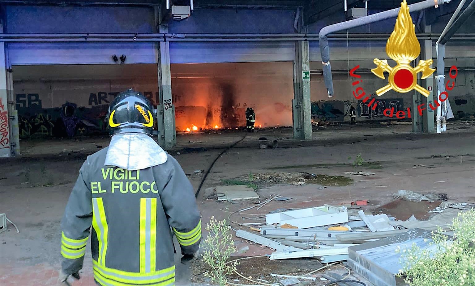 Fiamme in una fabbrica dismessa a Lurate Caccivio