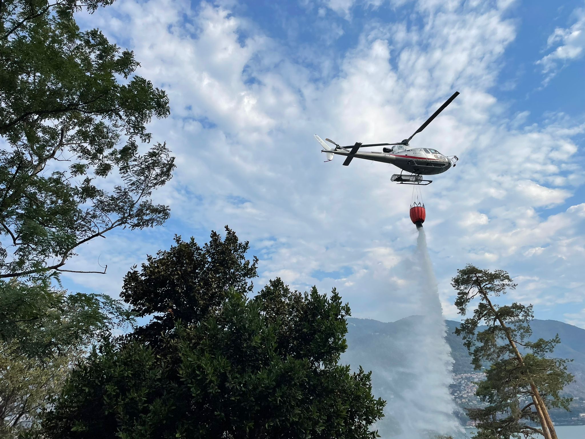 Incendio tra viale Geno e via Torno, in fiamme 6mila metri quadrati di bosco