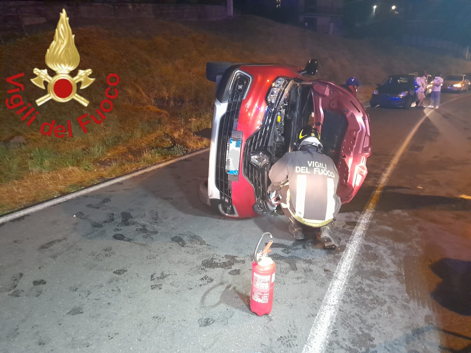 Vigili del fuoco in azione per un’auto ribaltata ad Asso e una contro un cancello ad Albavilla