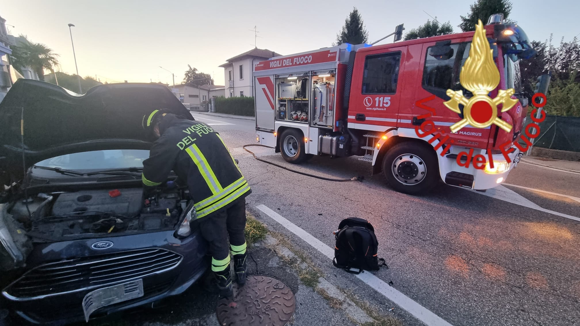 Incidente a Lurate Caccivio, un’auto finisce contro un semaforo