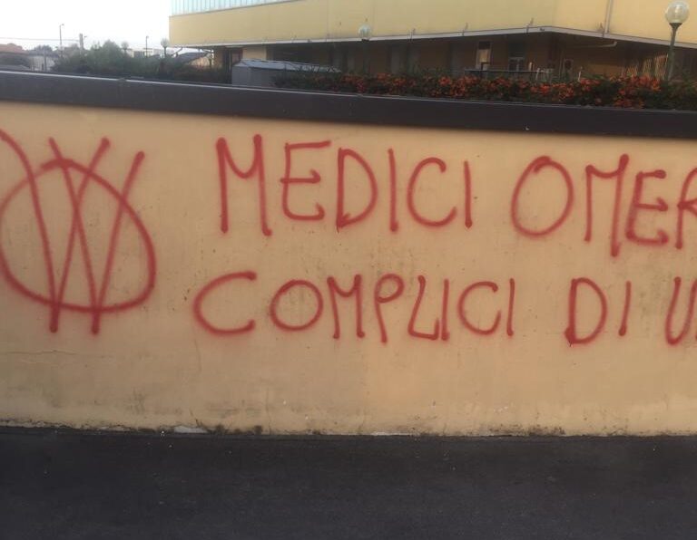 Scritte no vax all’ospedale di Cantù, i sindacati: “Più sicurezza per gli operatori sanitari”