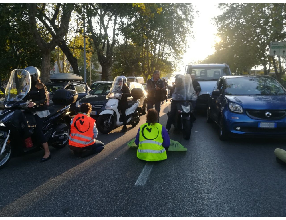 Clima: ‘Ultima generazione’ blocca stamani due strade a Roma