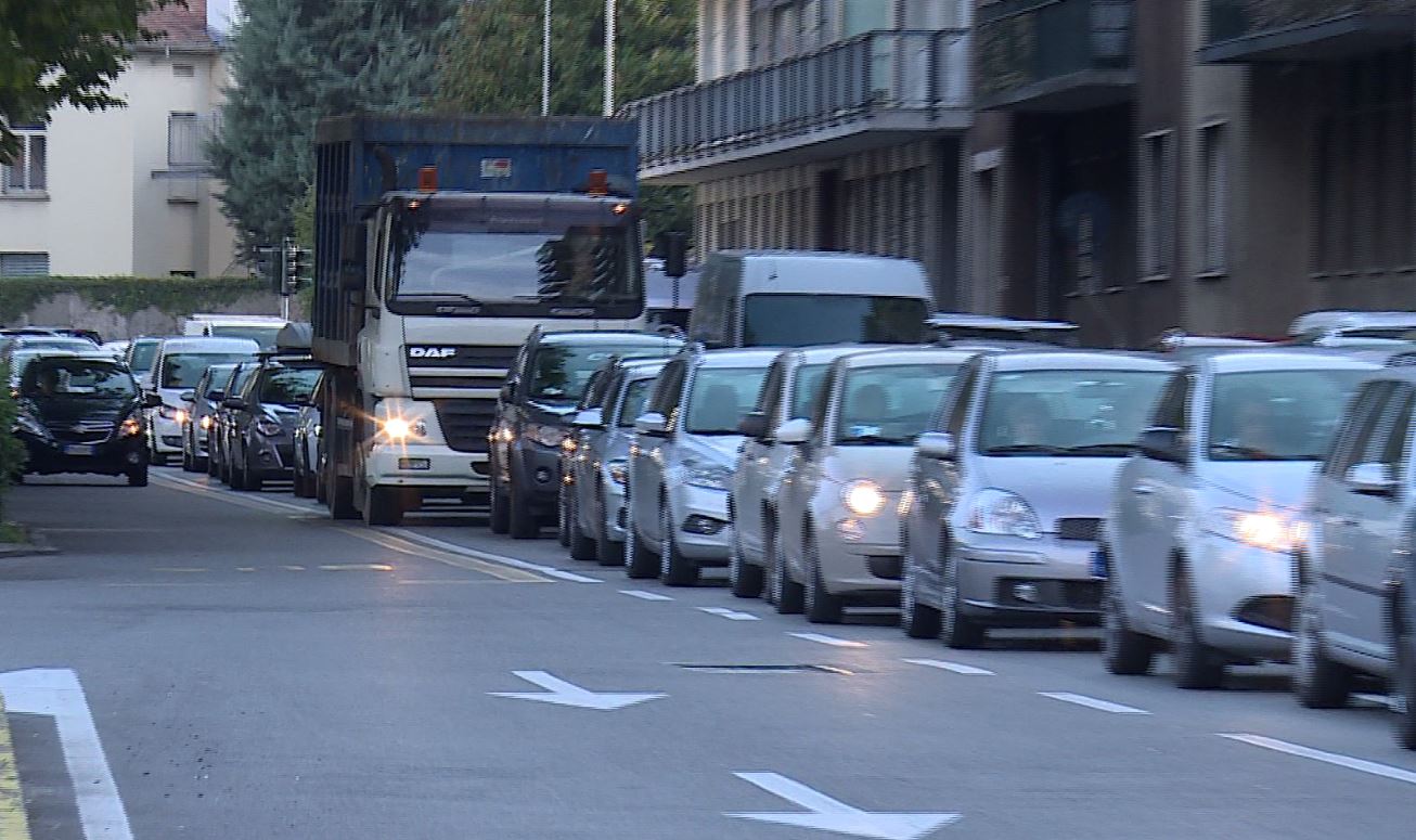 Traffico e caos in città. Cantiere sulla A9, automobilisti esasperati